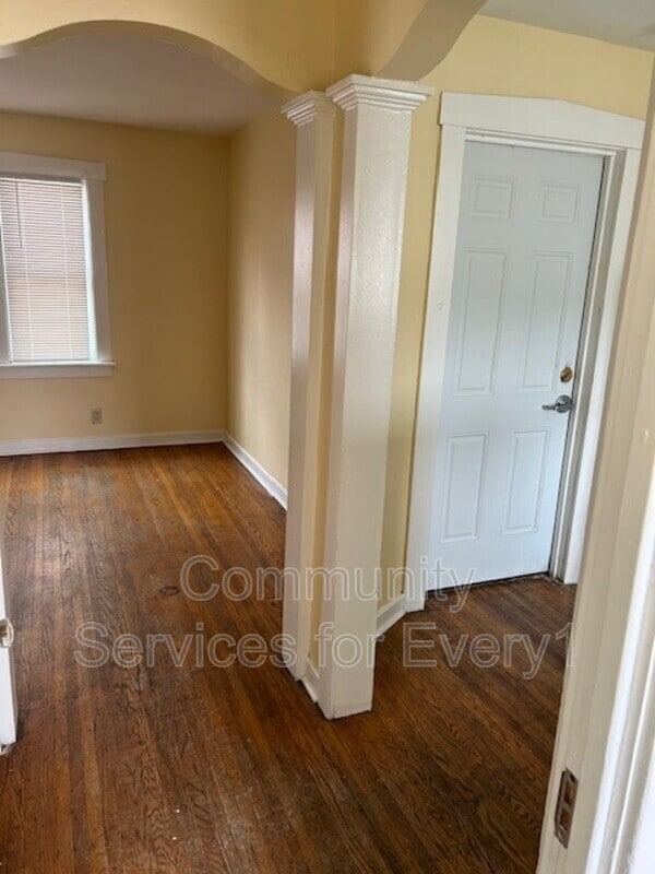 Building Photo - 247 Roesch Ave