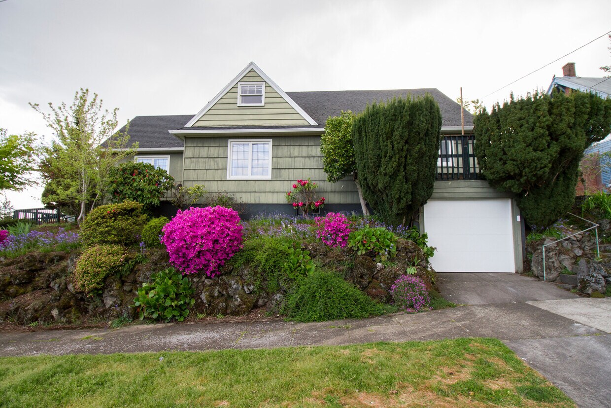 Foto principal - Rose City Park English Tudor with Stunning...