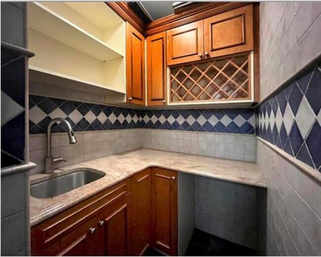 Foto del edificio - 7004 BLVD E