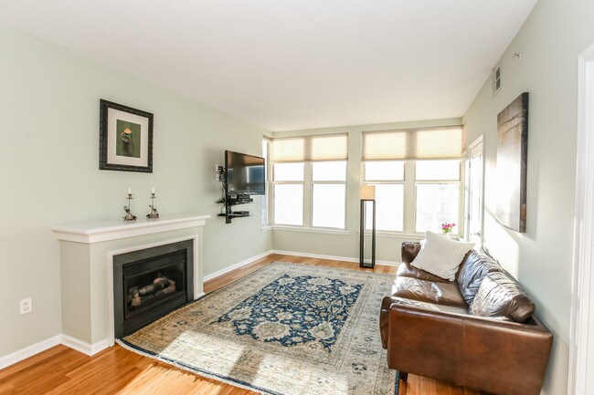 Living Room - prior to repaint - 715 6th St NW