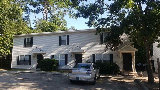 Foto del edificio - 4 BR 3 BA Town House! AVAILABLE AUGUST!