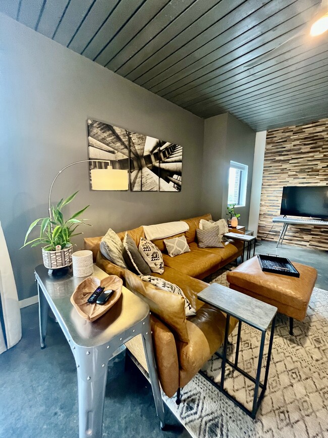 Building Photo - 620 Glen Iris Dr NE
