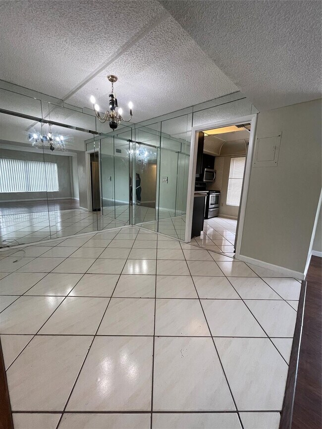 Building Photo - 4158 Inverrary Dr