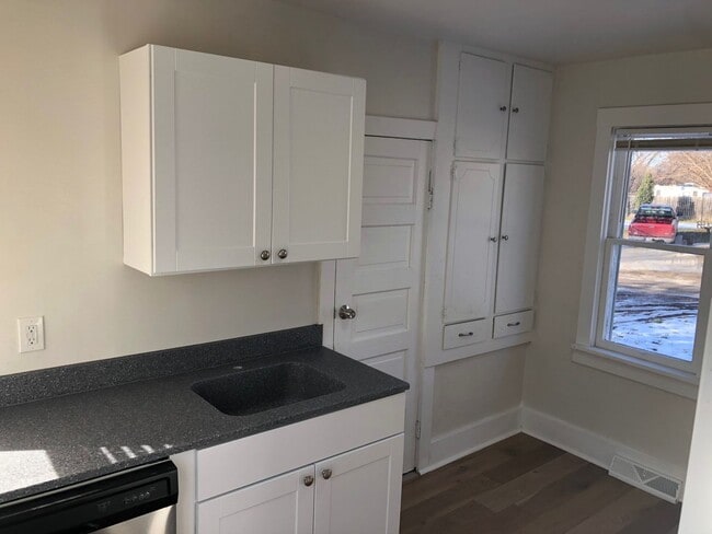 Foto del edificio - 1BR House- Small- Renovated