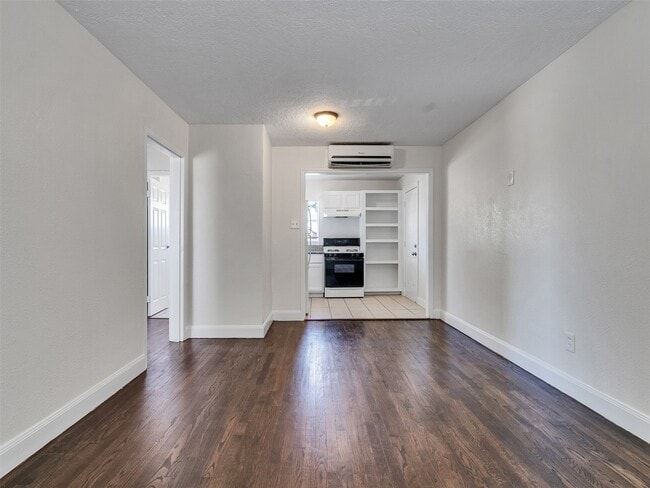 Building Photo - 7622 Pecan Villas Dr
