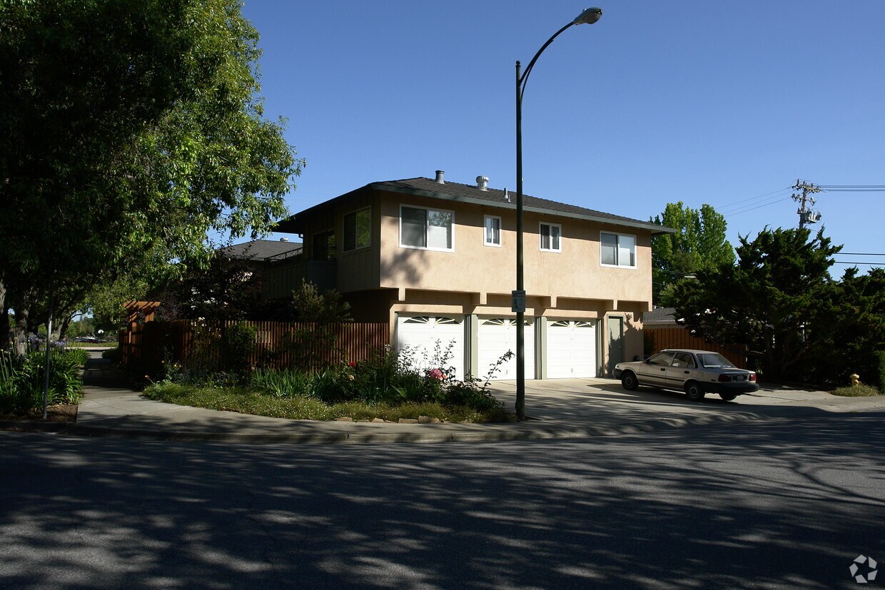 Building Photo - 400 Alma St