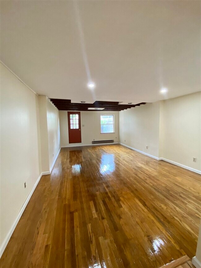 Building Photo - 213 4th St