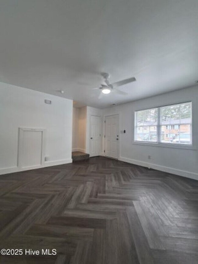 Foto del edificio - 411 Myrtlewood Cir