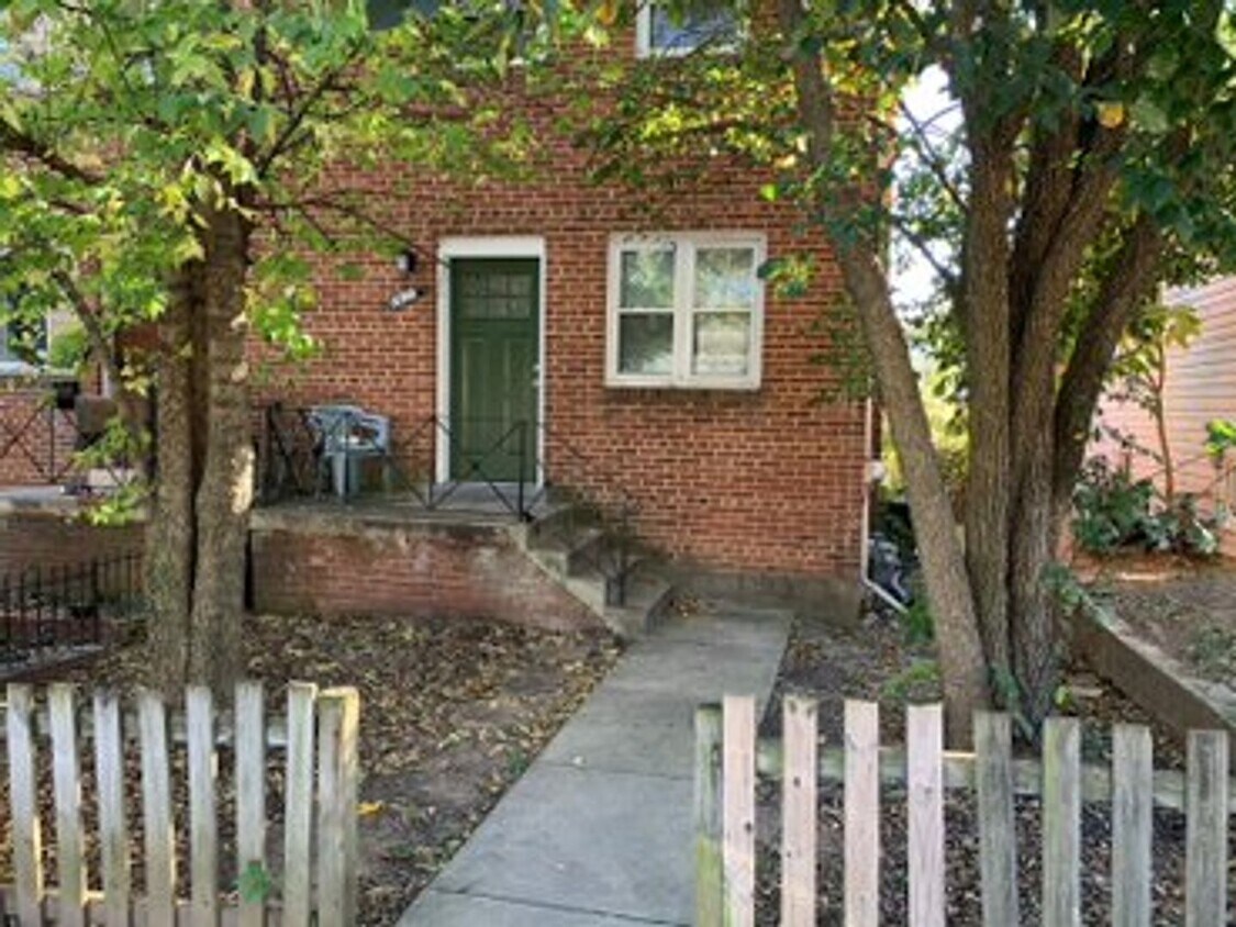 Primary Photo - Charming Deanwood 2 bedroom TH with large ...