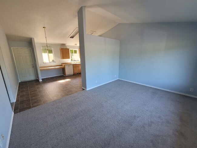 Building Photo - 2 Bedroom Condo Available in Thurston