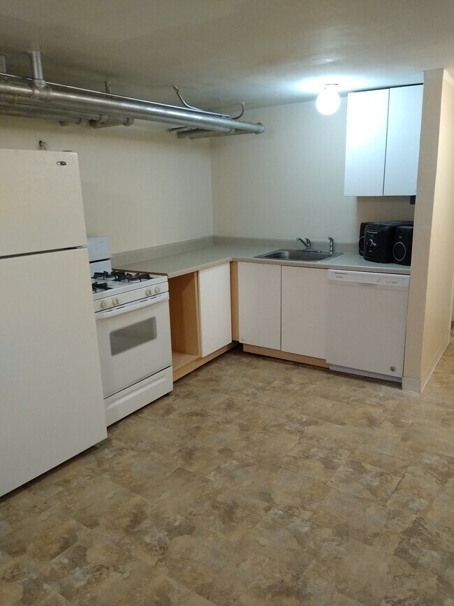 Building Photo - 1137 S Mason Ave