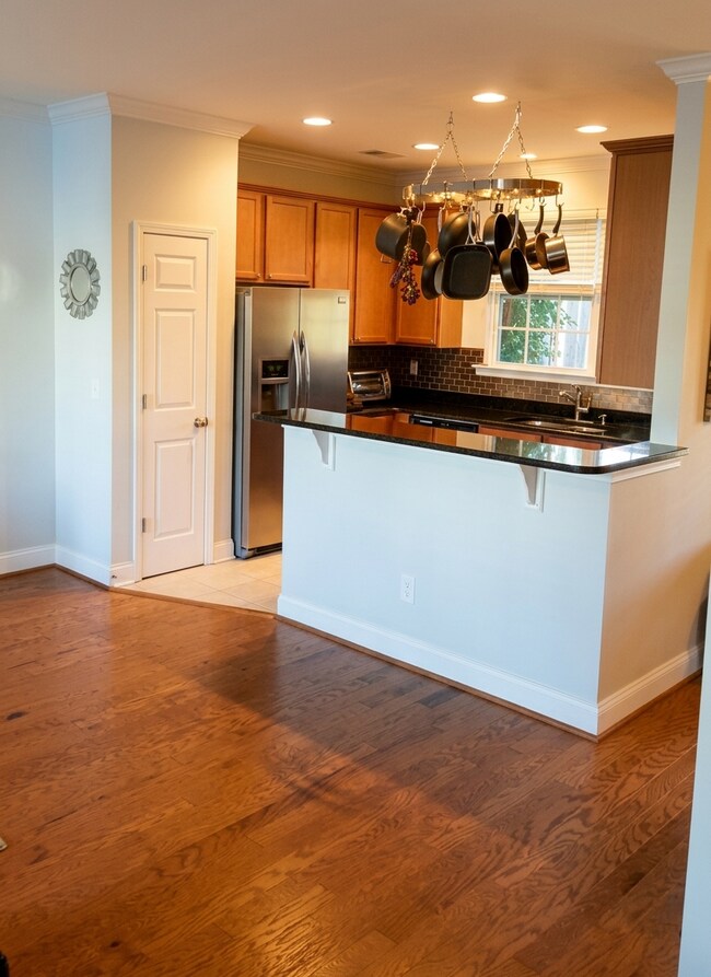 Building Photo - Beautiful Townhouse in West Ashley with Screened in Porch