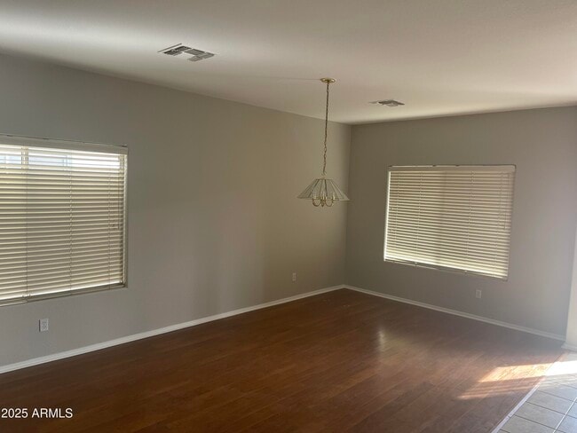 Foto del edificio - 12524 W Adams St