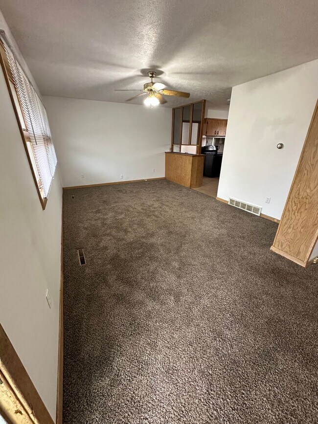 Foto del edificio - 3 Bedroom, 1 Bathroom House with Carport