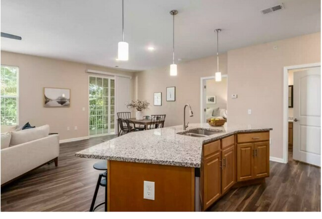 Foto del edificio - 222 Lake Cove Dr