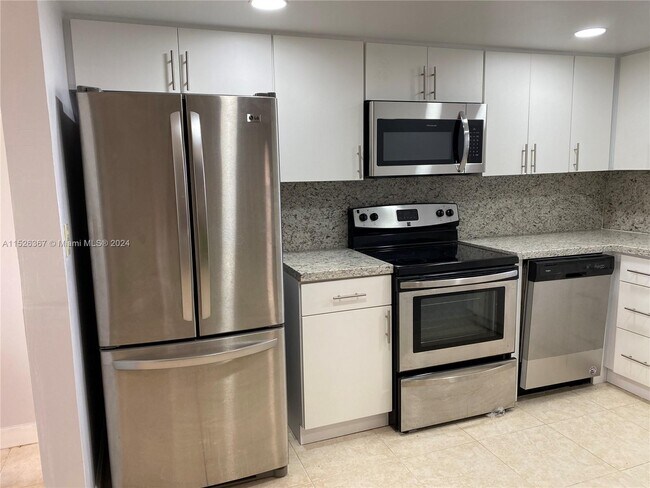 Building Photo - 9373 Fontainebleau Blvd