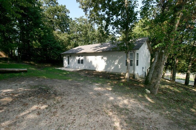 Building Photo - 3 Bedroom on a Large Corner Lot!   OAKWOOD...