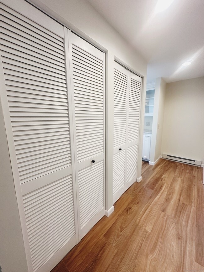 Building Photo - 183 Loomis Dr