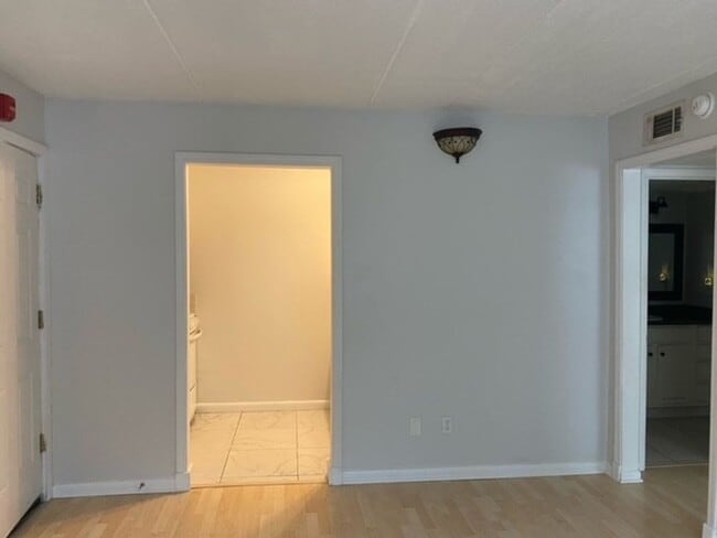 Building Photo - 1 bedroom for rent with community pool, laundry & waterfront!