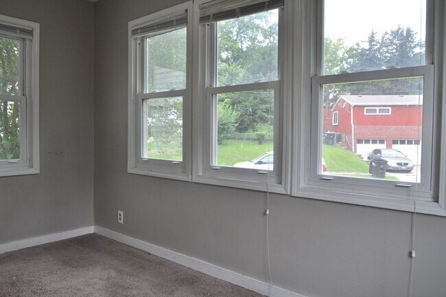 Foto del edificio - 4 Bed, 2 Bath!