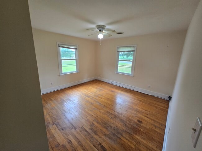 Br 2 - 16589 Kings Hwy