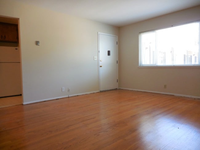Building Photo - 1445 Ebener St