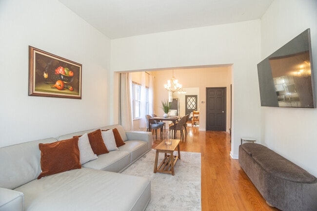 Building Photo - 2814 N Maplewood Ave