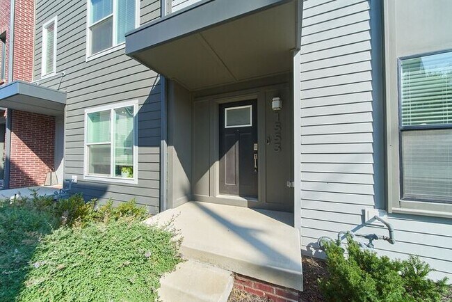Building Photo - Like New Onyx Townhome Near Downtown Indy!