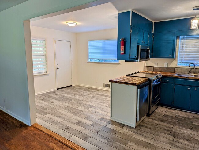 Foto del edificio - 2940 Peek Rd NW