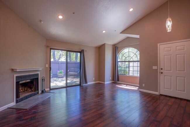 Foto del edificio - Stylish Napa Condo with Vaulted Ceilings &...