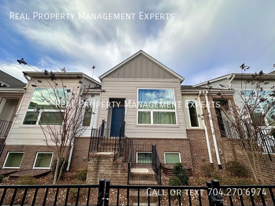 Primary Photo - Charming 3BR/3.5BA Townhouse in Charlotte!