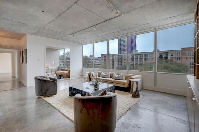 Building Photo - 2701 Westheimer Rd