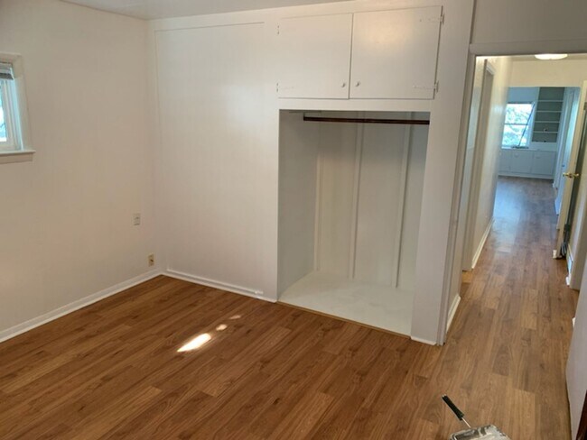 Building Photo - 503 E 2nd/Van Lennen