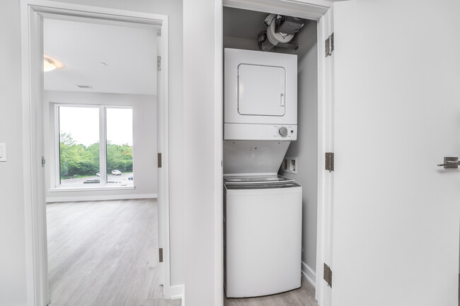 stacked washer and dryer - 1685 Kilborn Av