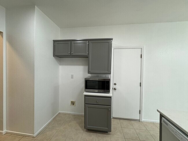 Foto del edificio - 905 Sapphire Cir