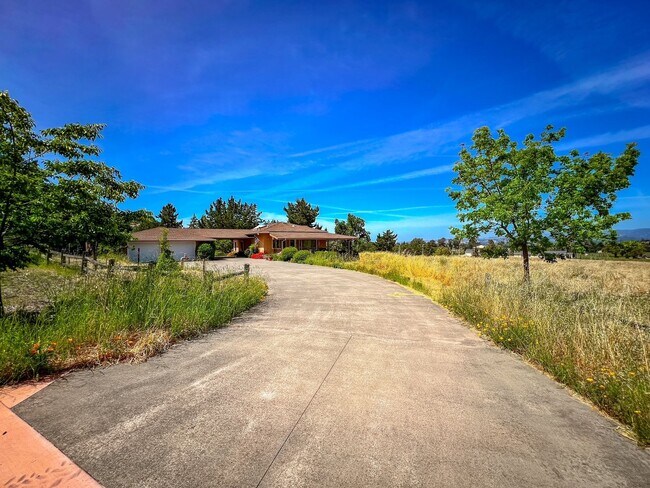 Building Photo - Charming Two Bedroom Country House with Vi...