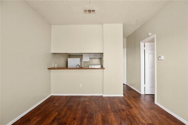 Foto del edificio - 3400 Lynridge Dr