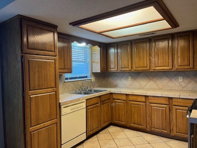 Building Photo - Rogers 3 bedroom home in a convenient loca...
