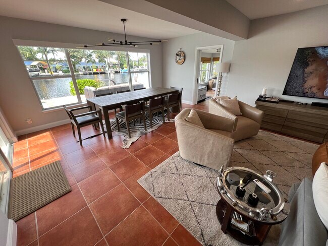 Building Photo - 1653 Poinsettia Dr