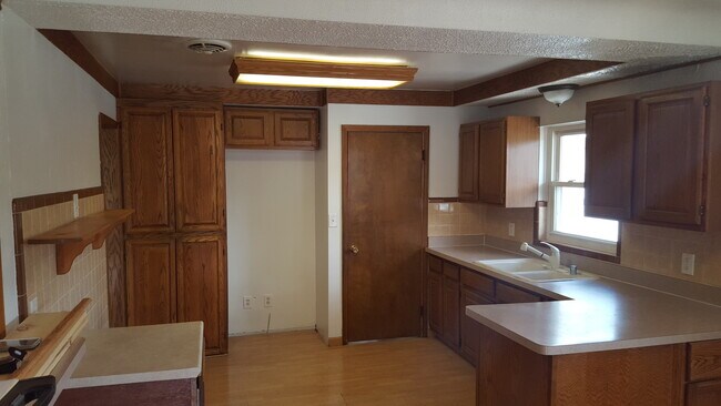 Building Photo - 3 Bed, 2 Bath Remodeled Ranch with Attache...