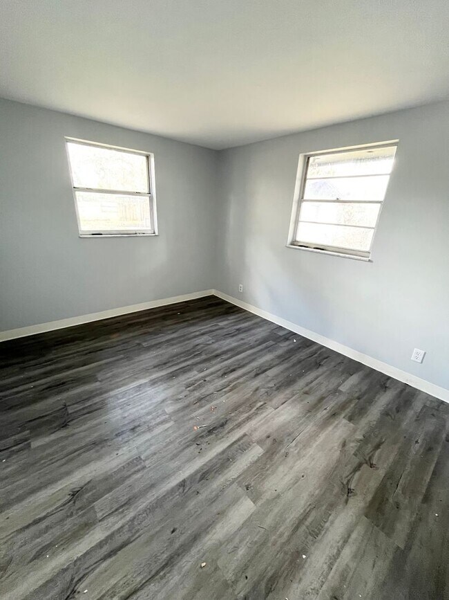 Building Photo - Beautiful 2BR/1BA Zephyrhills Home,  HUGE YARD!! NO APP FEE! Water & Sewer Included