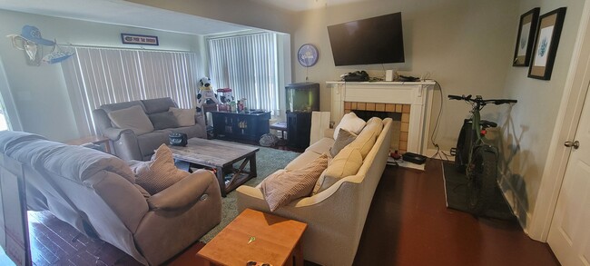 Foto del edificio - Charming 3 Bed / 2 Bath Home Just Minutes ...