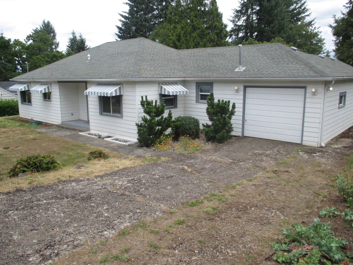 Primary Photo - Three Bedroom Home in South Salem with Big...
