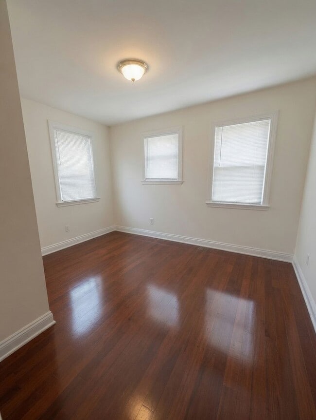 Building Photo - Charming 4 Bedroom-No Broker Fee