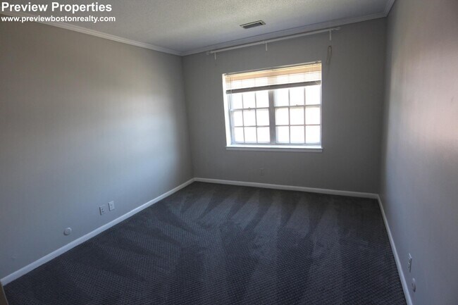 Building Photo - 170 Lake Shore Rd