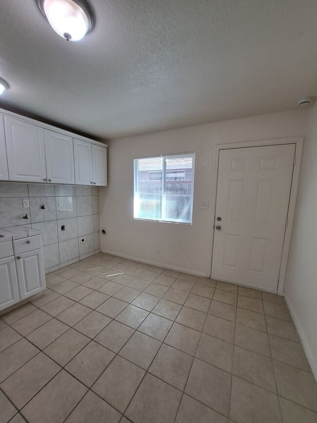 Building Photo - 2221 S Poppy Ave