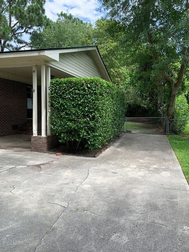 Foto del edificio - 3 Bedroom 1.5 Bath House on N. Wallace Ava...