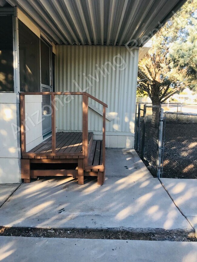 Foto del edificio - 2 BEDROOM WITH LARGE FENCED YARD