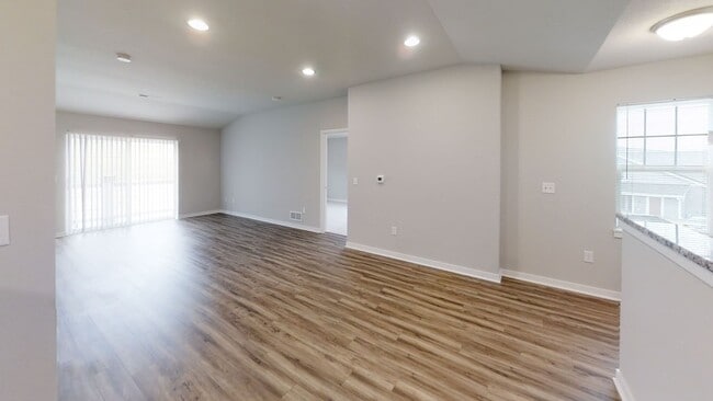 Building Photo - Condo Style Upper 2 Bedroom 2 Bathroom Apartment is Available