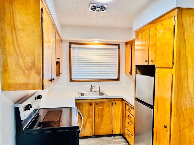 Building Photo - Single level 1 bed meets Mid-Century cool